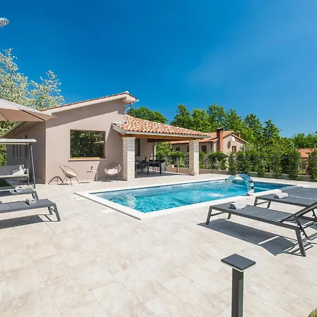 Luxurious In בית נופש
